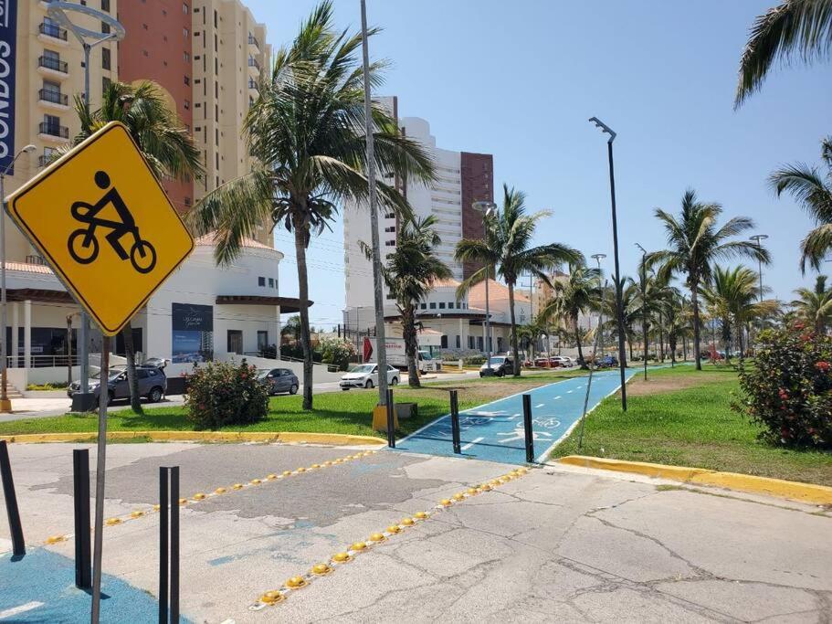 Grande Condo 1 Cuadra de Playa view 5