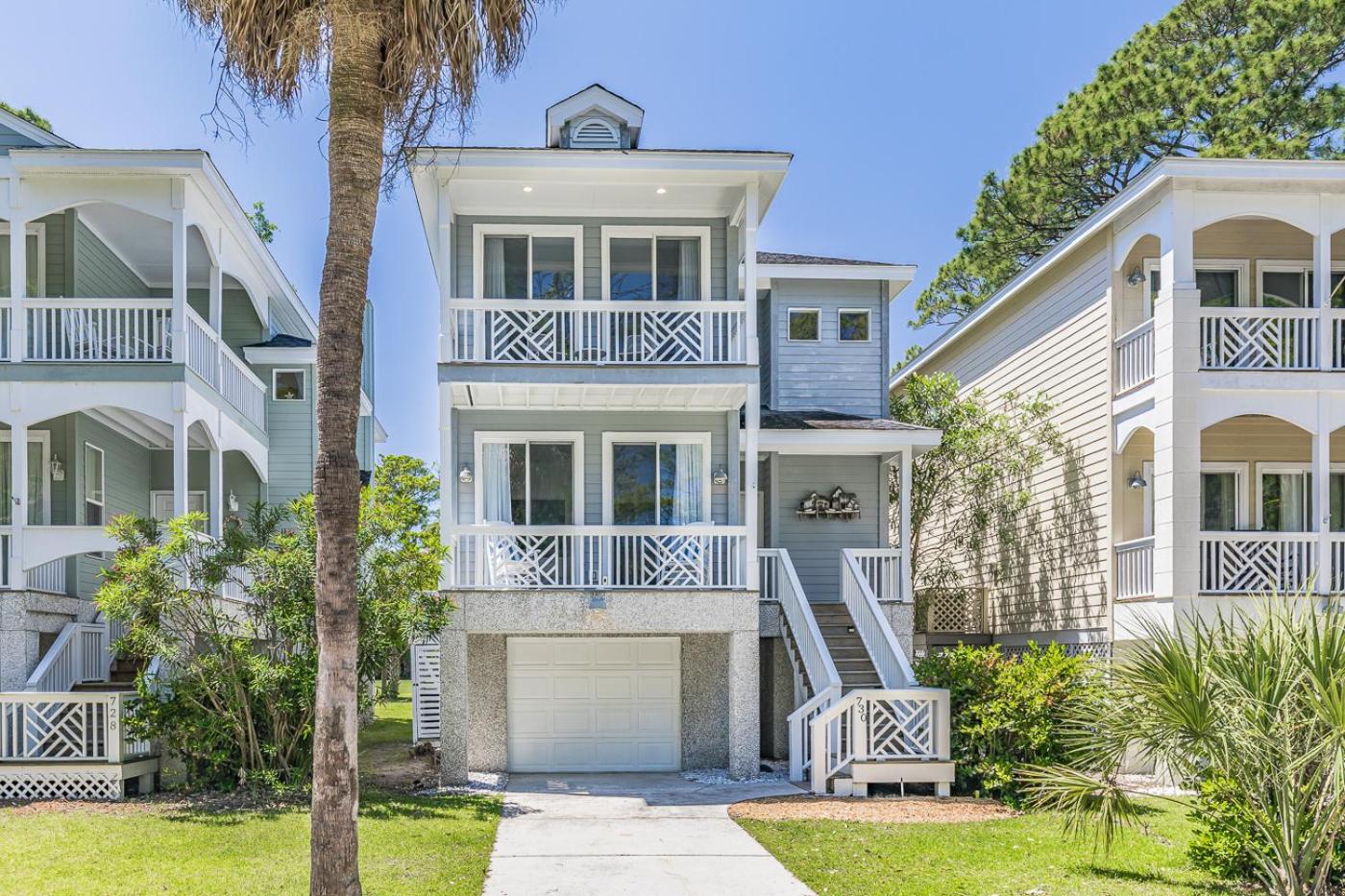 New Listing! Walking distance to Marina.
