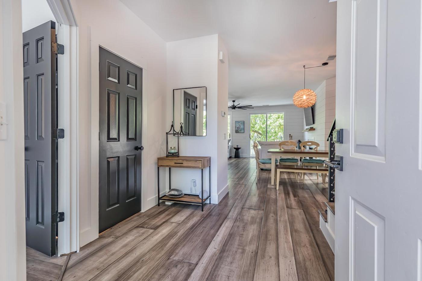 New Listing! Walking distance to Marina.