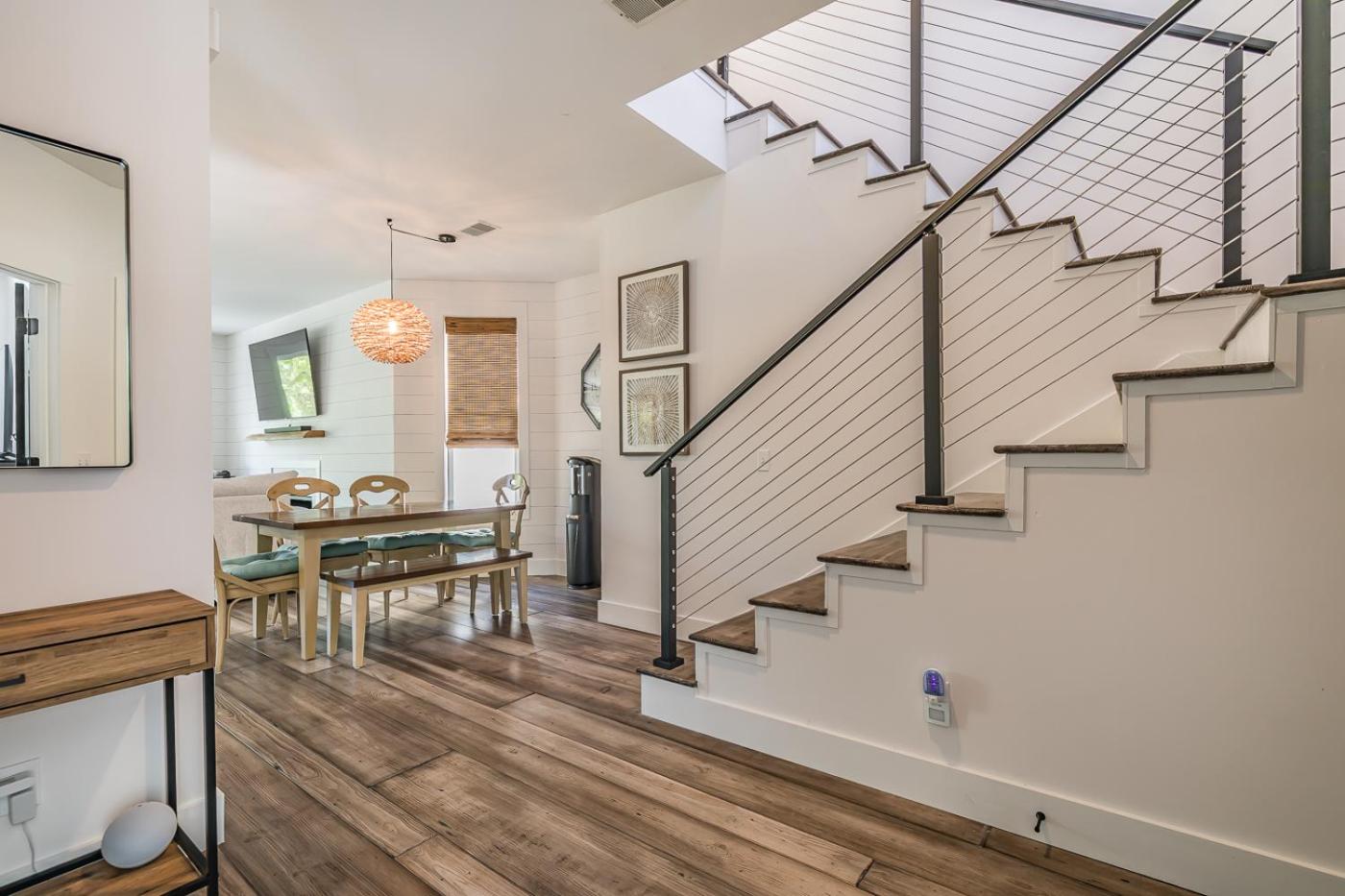 New Listing! Walking distance to Marina.