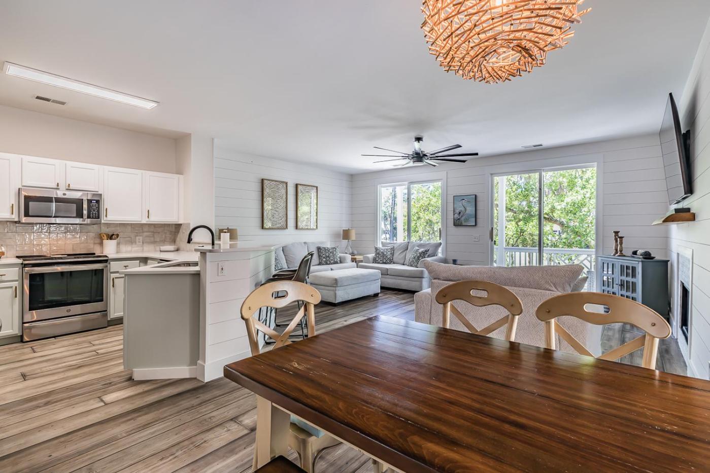 New Listing! Walking distance to Marina.