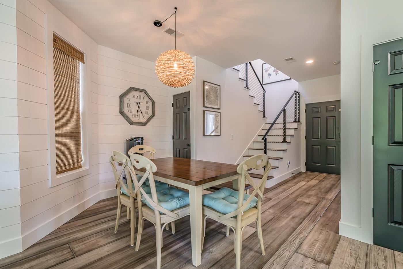 New Listing! Walking distance to Marina.
