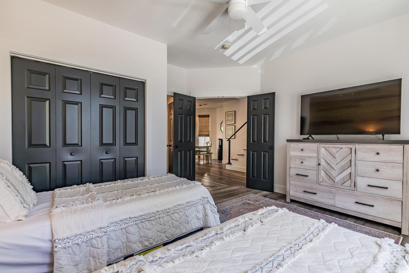 New Listing! Walking distance to Marina.