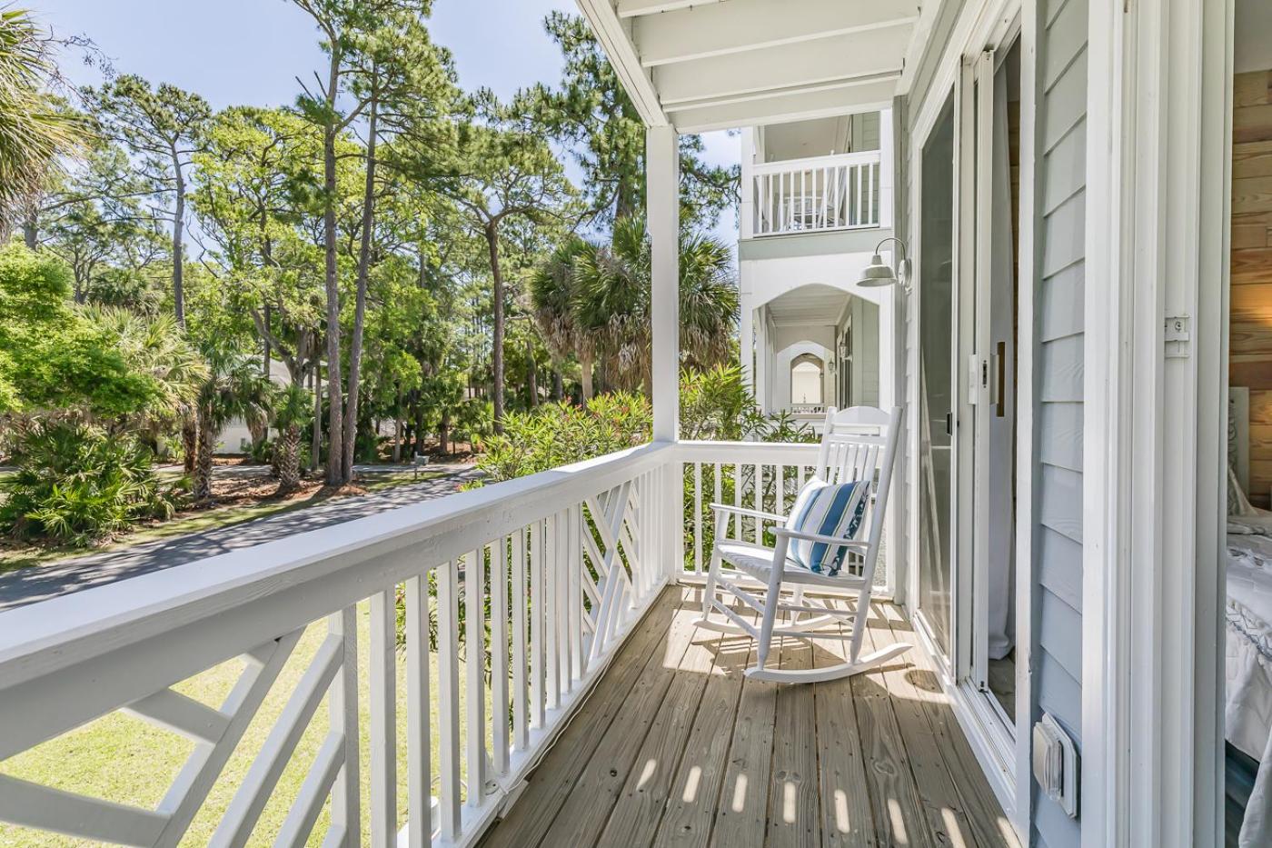 New Listing! Walking distance to Marina.