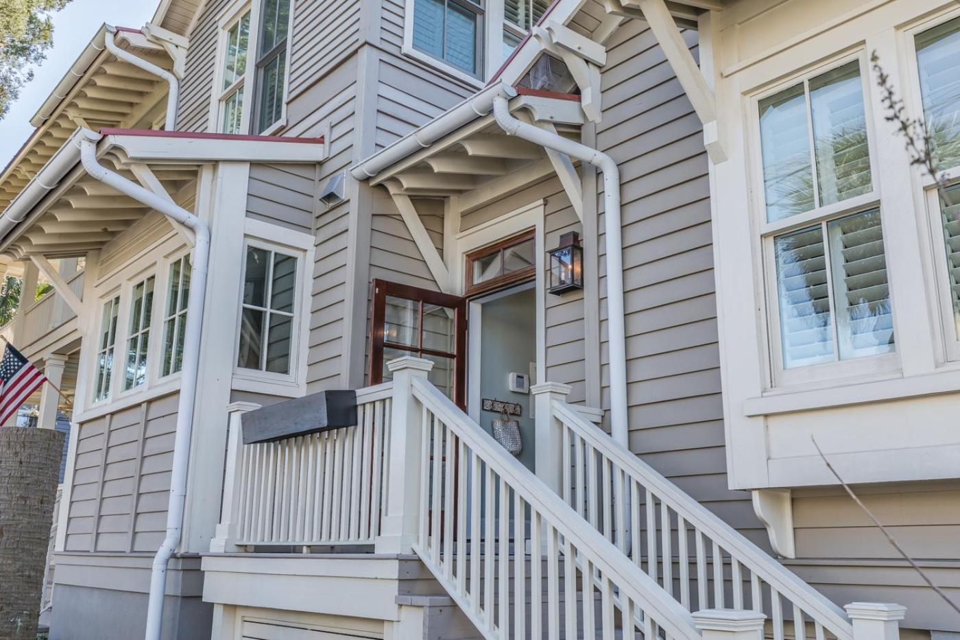 Couples Retreat, Walk to waterfront, shops and restaurants! view 2