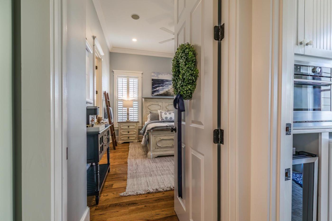 Couples Retreat, Walk to waterfront, shops and restaurants! view 4