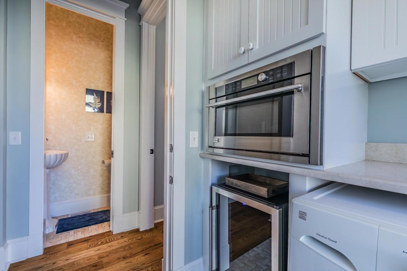 Couples Retreat, Walk to waterfront, shops and restaurants! view 5