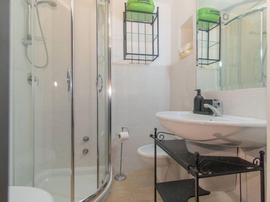 Angolo Vista Mare en Ostuni — bathroom
