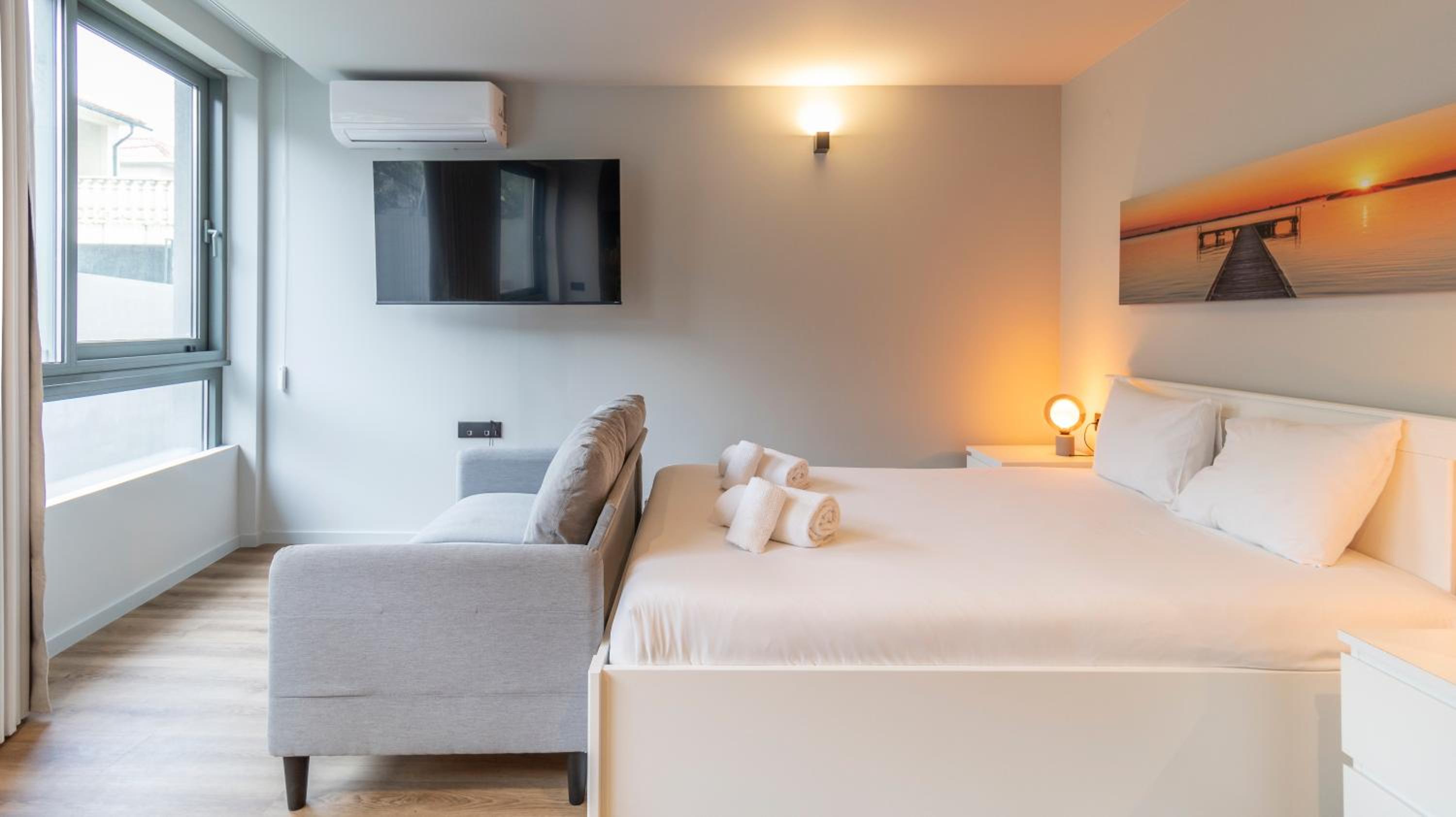 RUAH Apartments by LovelyStay