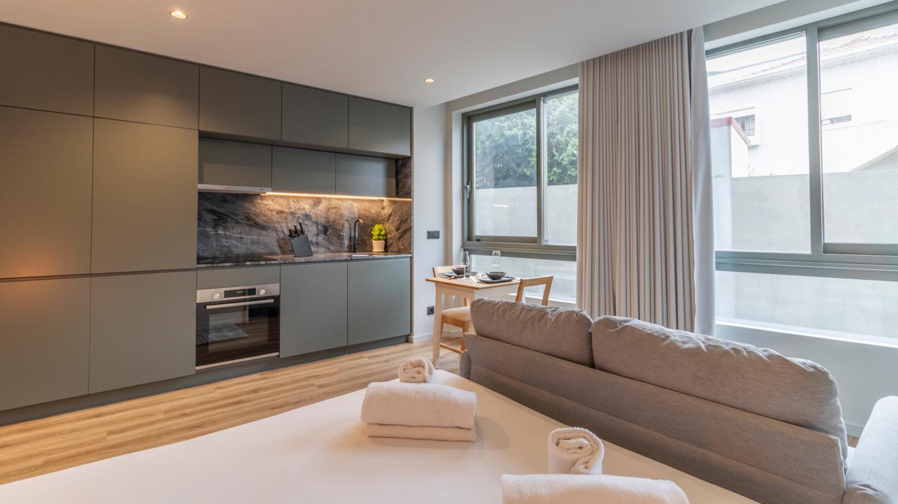 RUAH Apartments by LovelyStay