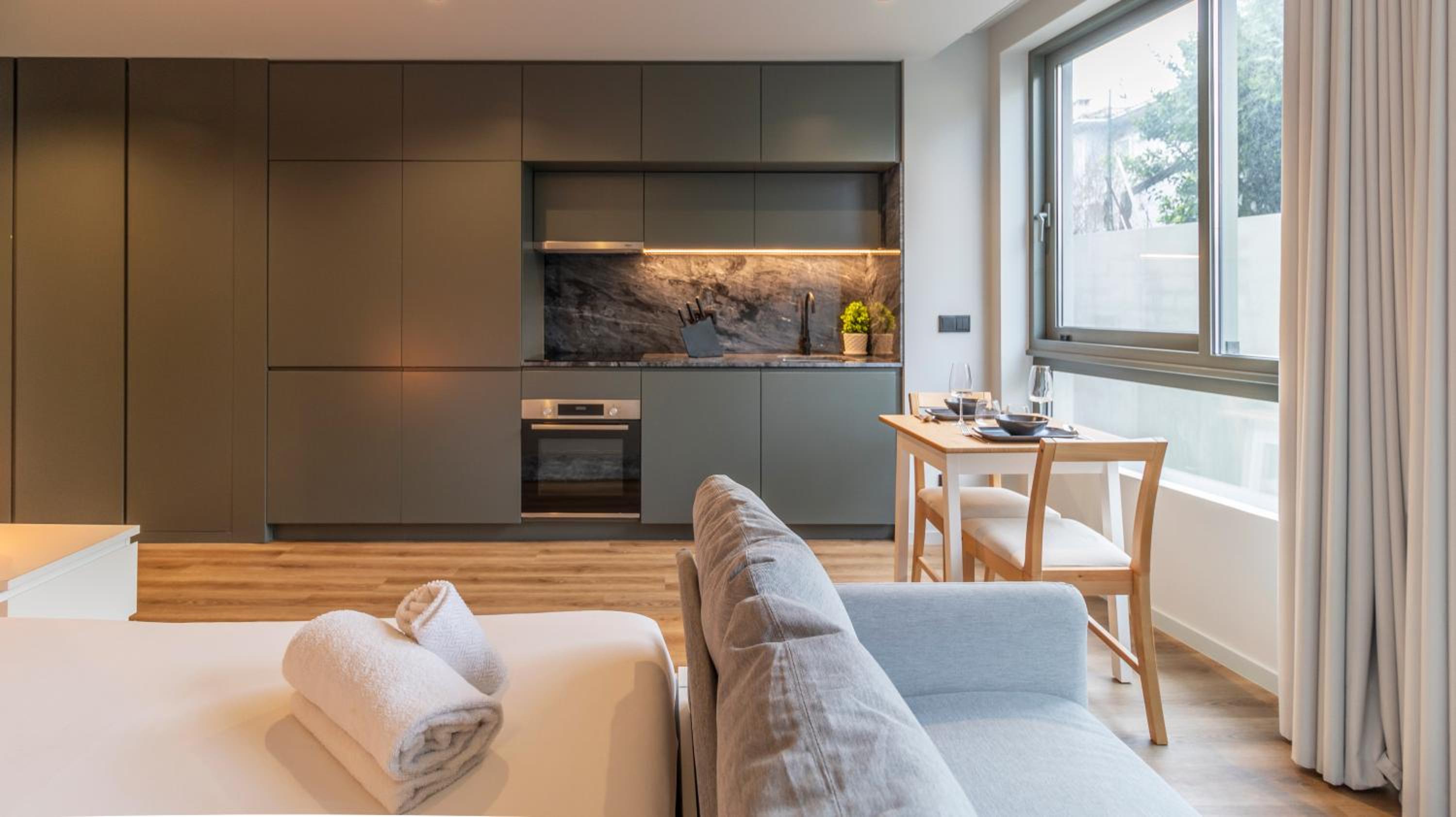 RUAH Apartments by LovelyStay