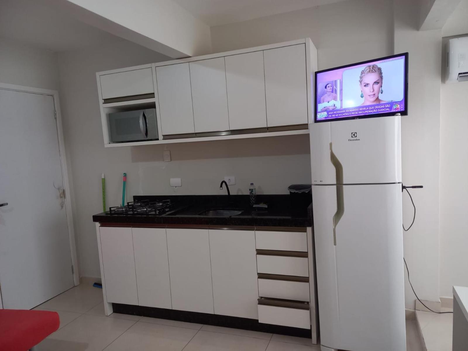 Loft 80 metros do mar na Praia Central com garagem