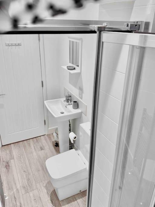 Spacious 5 bedroom House 3 bathrooms, 10 beds sleeps 13 view 2