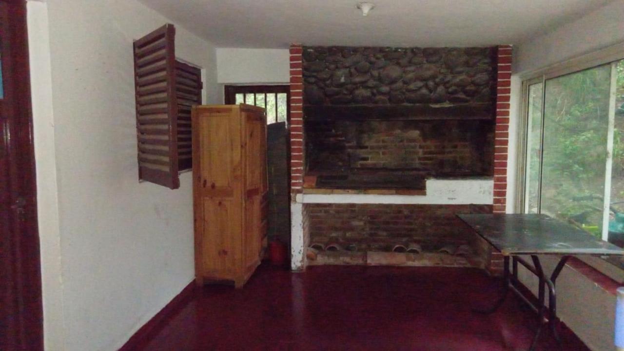 Chalet serrano 2 habitaciones cocina comedor living azador y galería vidriada con vista al patio un parque bello grande y con agua mineral