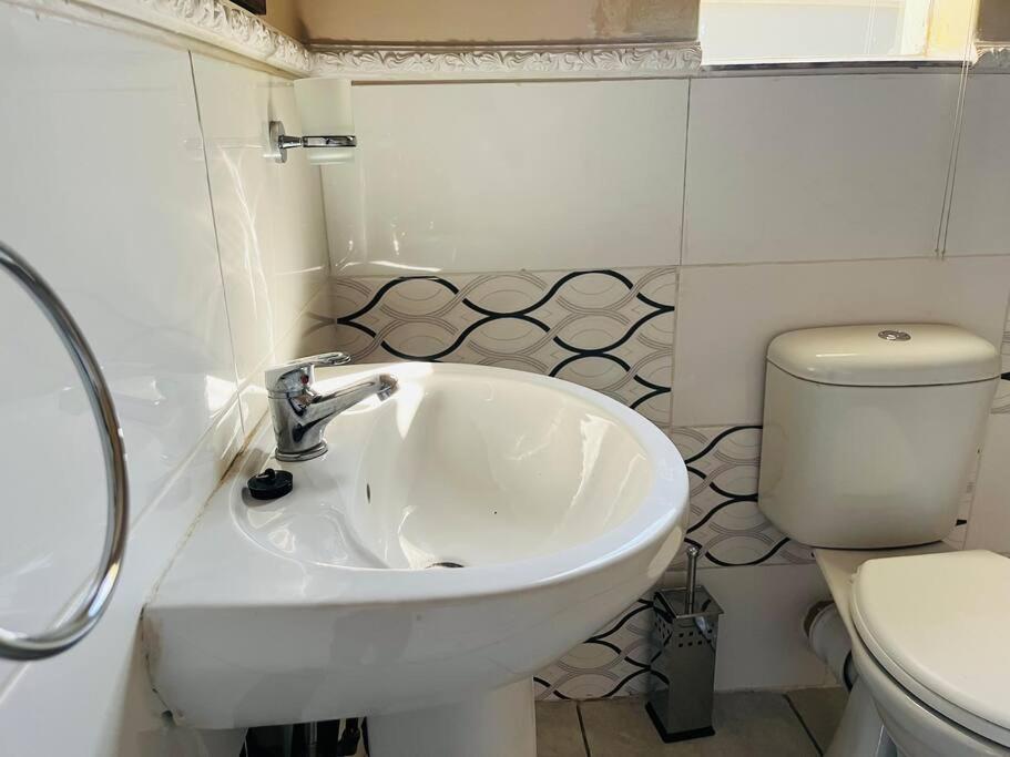 Bachelor suite in Rustenburg view 4
