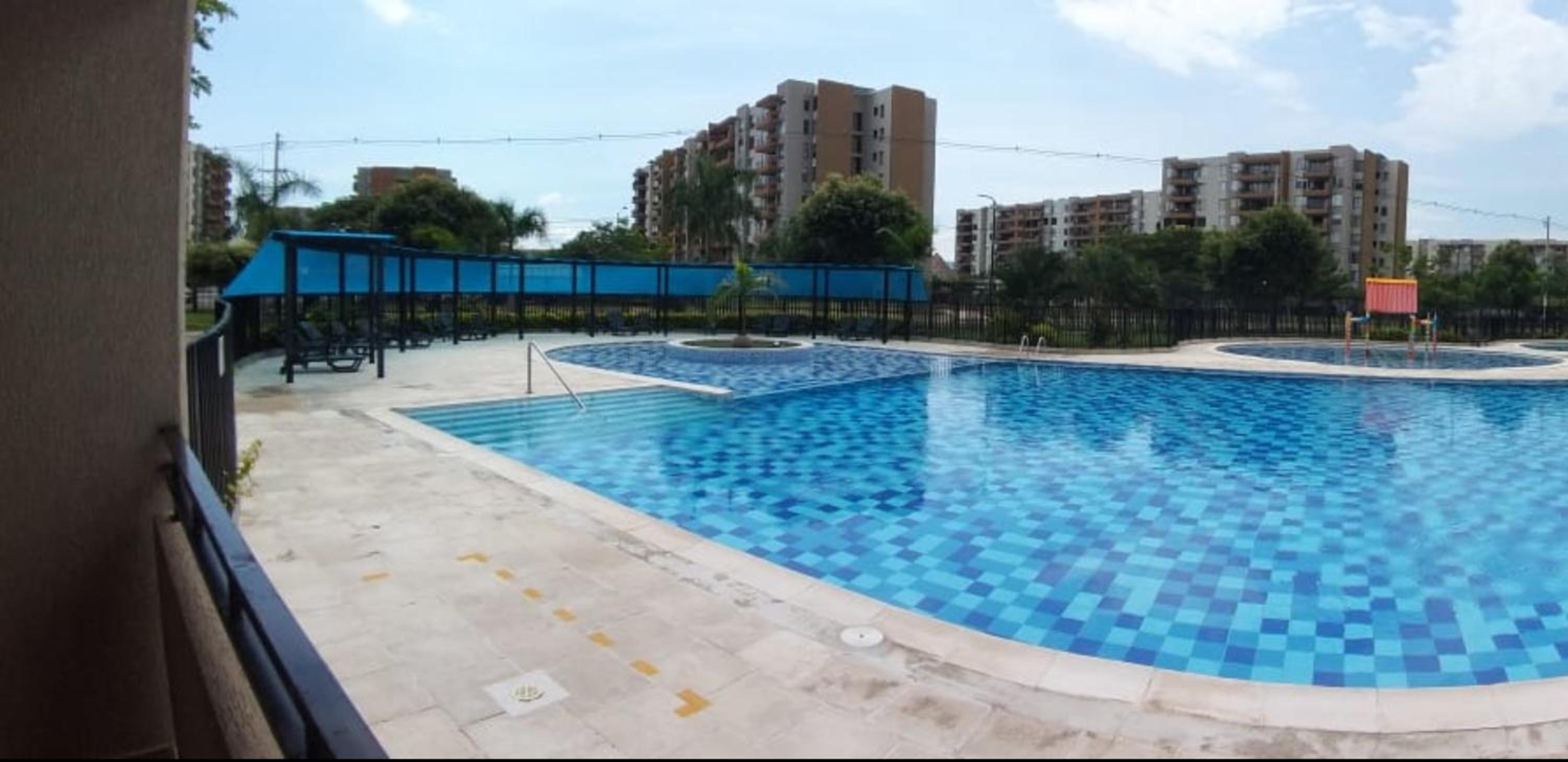 Apto en conjunto cerrado con piscina.