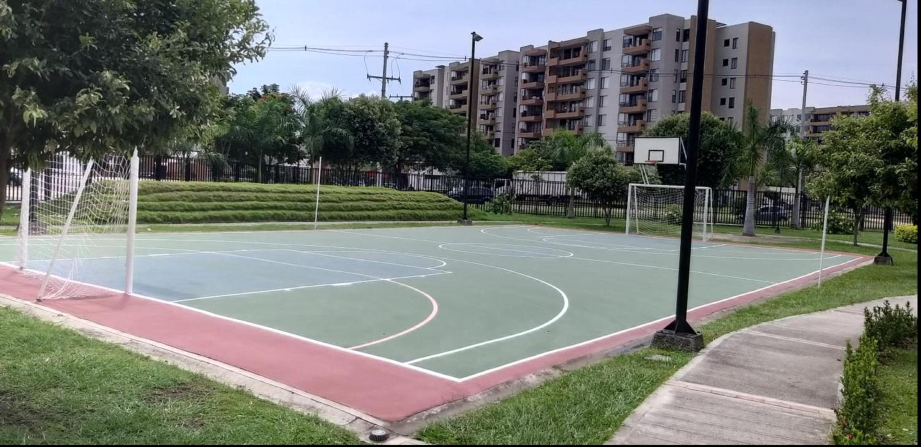 Apto en conjunto cerrado con piscina.