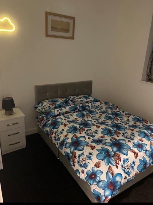 Modern 2-bed flat in Salford view 5