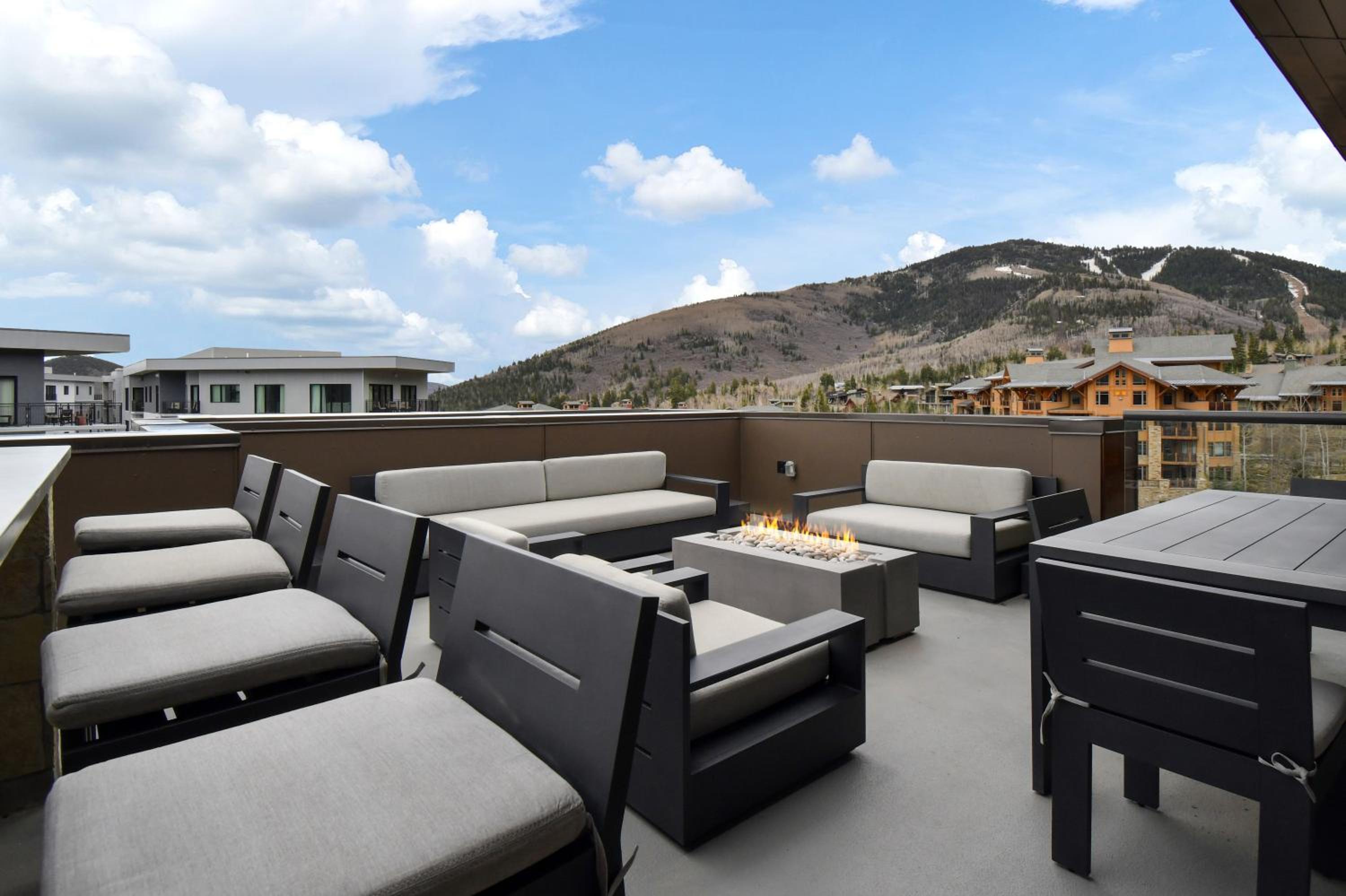 Stunning 4-BDR Penthouse with rooftop deck. Ski-inout access pool hot tubs 5-star amenities. view 5