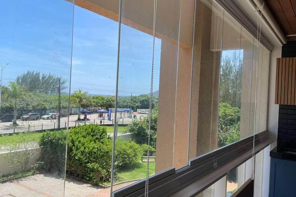 Lindo apartamento frente mar em condomínio club