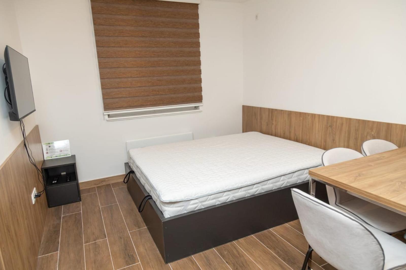 Hrast Apartman Šestosjed Trnovo