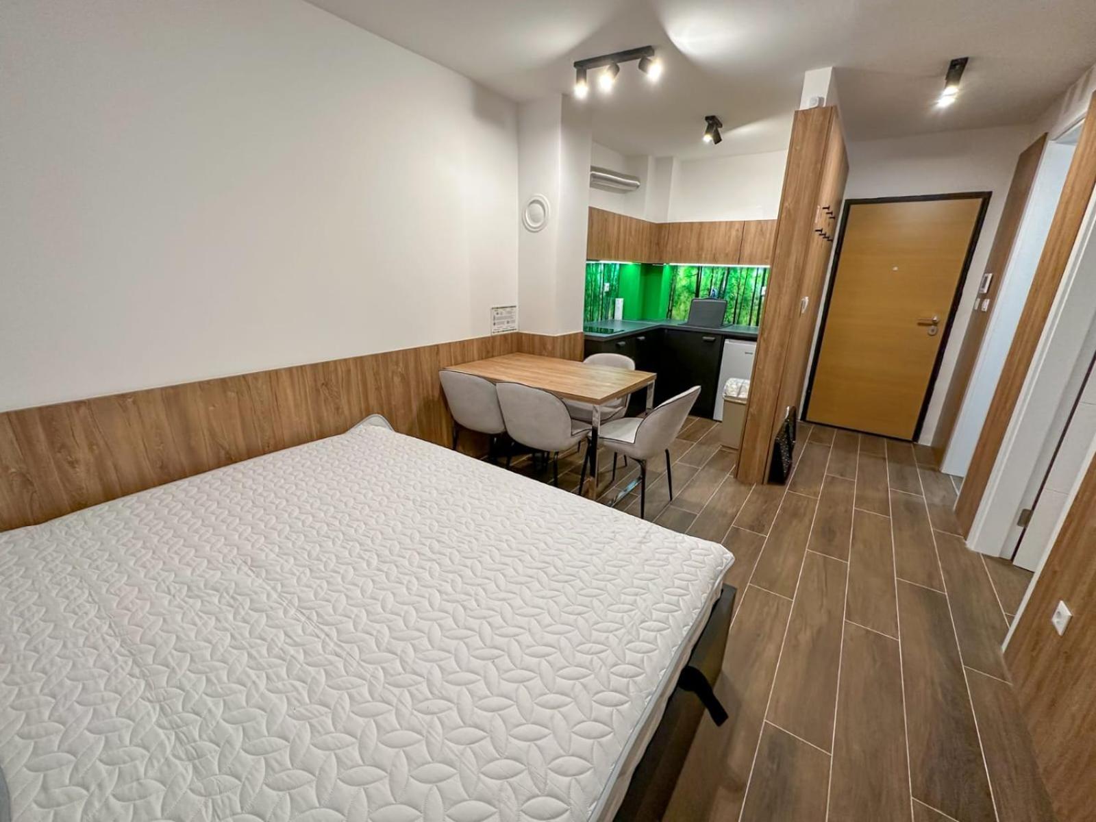 Hrast Apartman Šestosjed Trnovo
