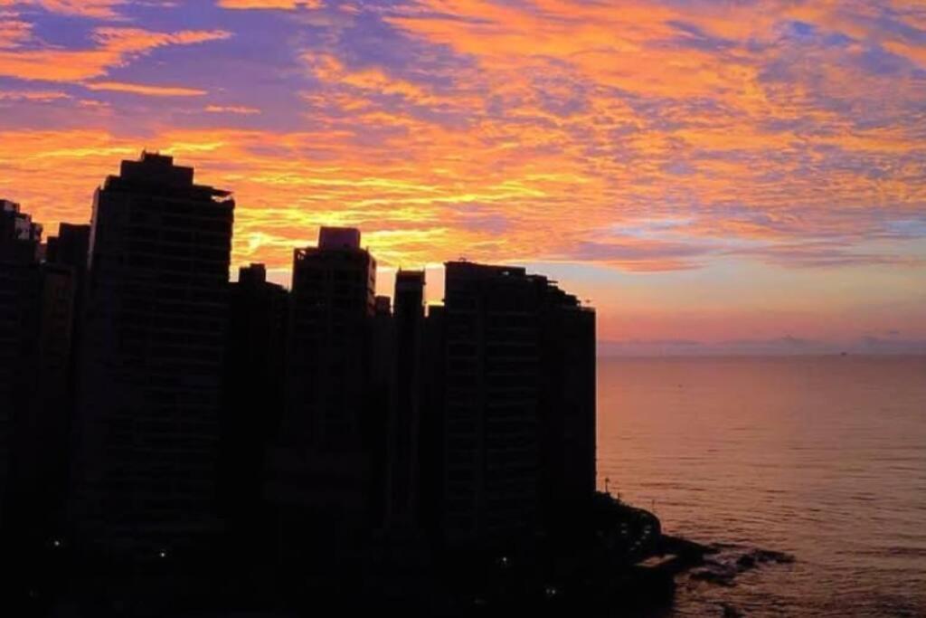 PÉ na Areia com Jacuzzi e Vista Incrível Para MAR!