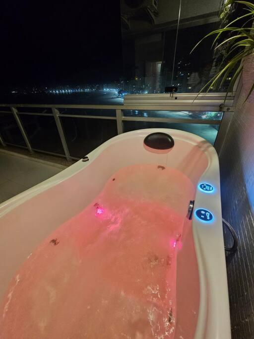 PÉ na Areia com Jacuzzi e Vista Incrível Para MAR!