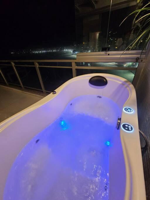 PÉ na Areia com Jacuzzi e Vista Incrível Para MAR!