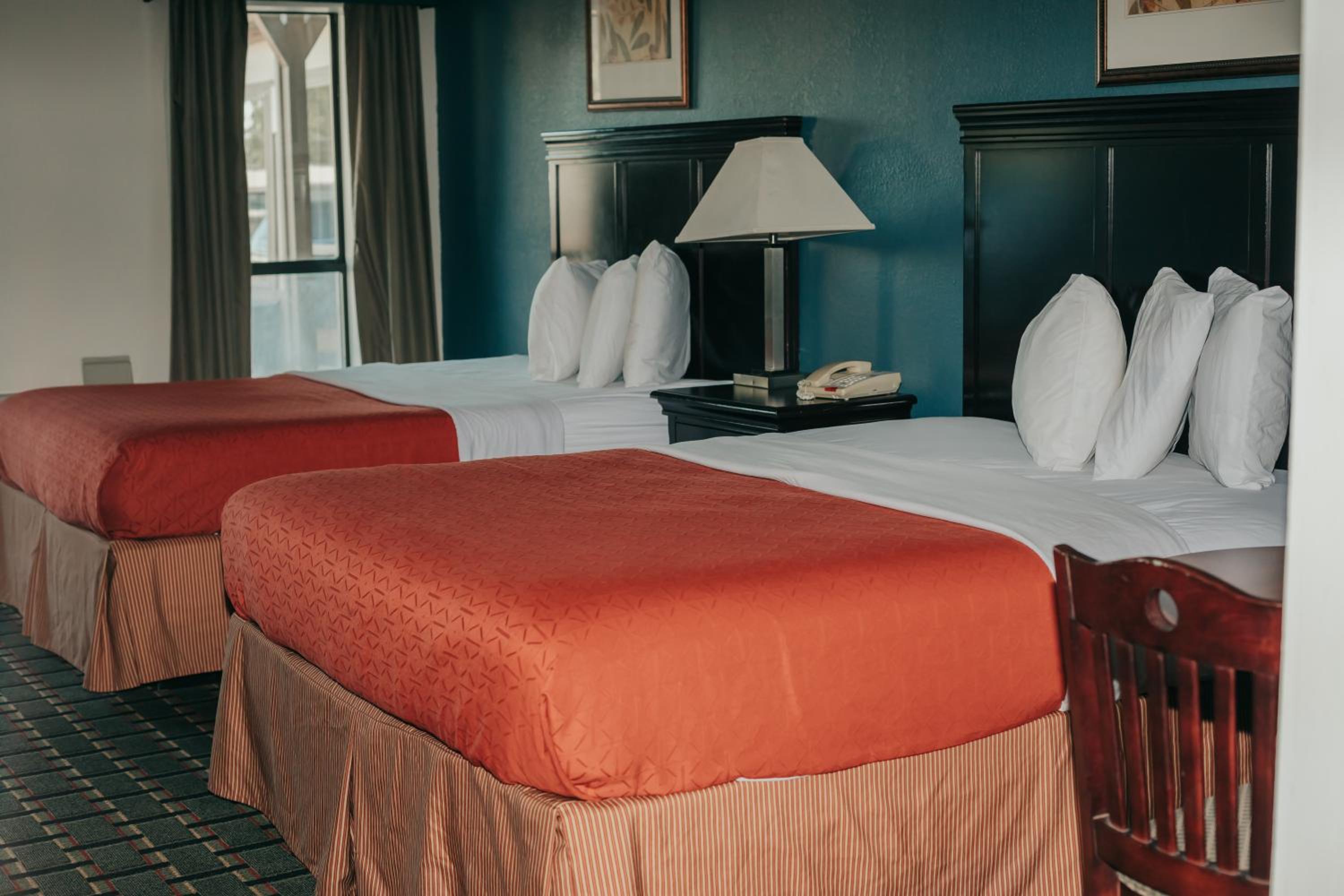 Nacogdoches Vacations - Victorian Inn  Suites - Property Image 4