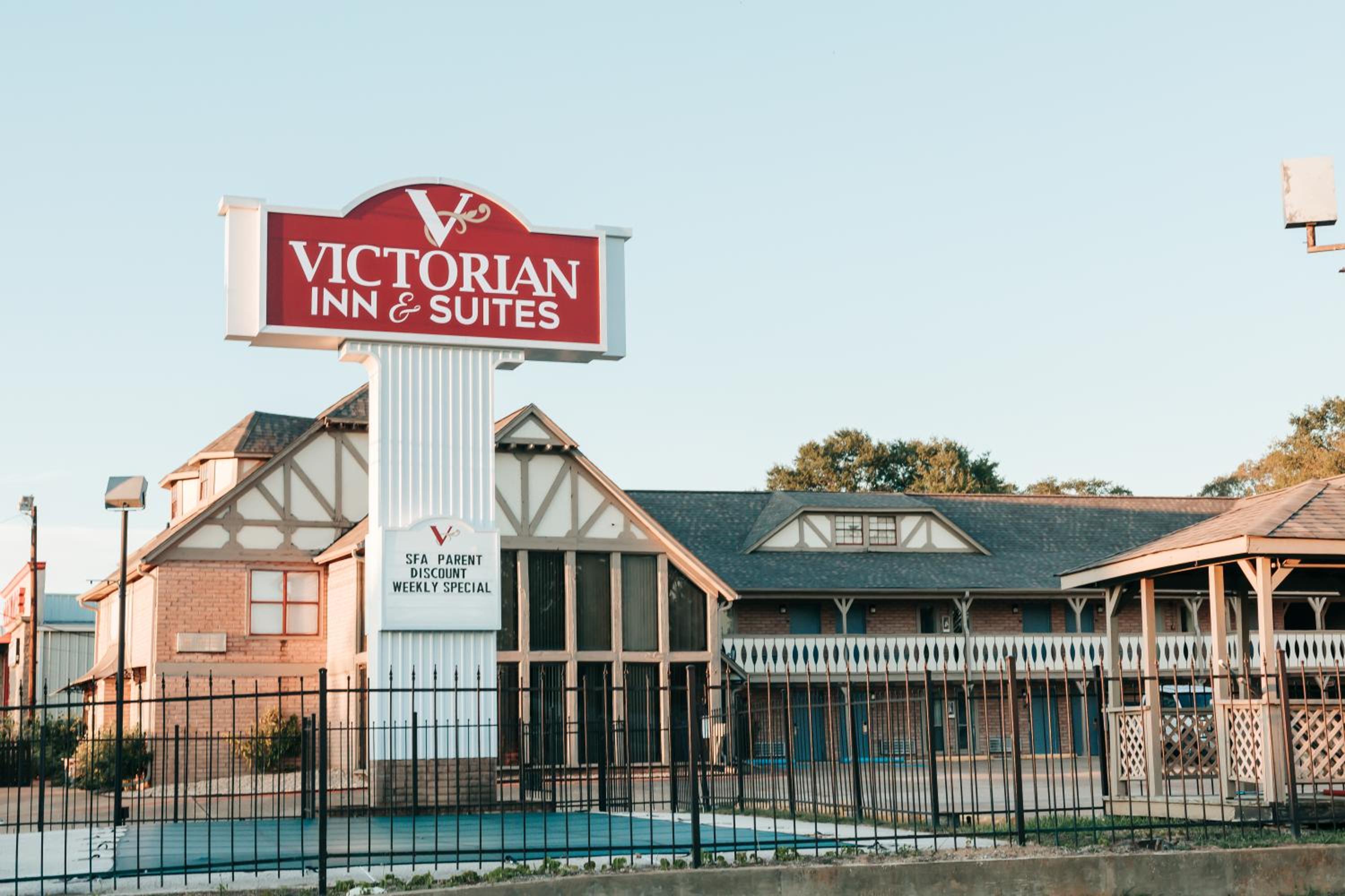 Nacogdoches Vacations - Victorian Inn  Suites - Property Image 6