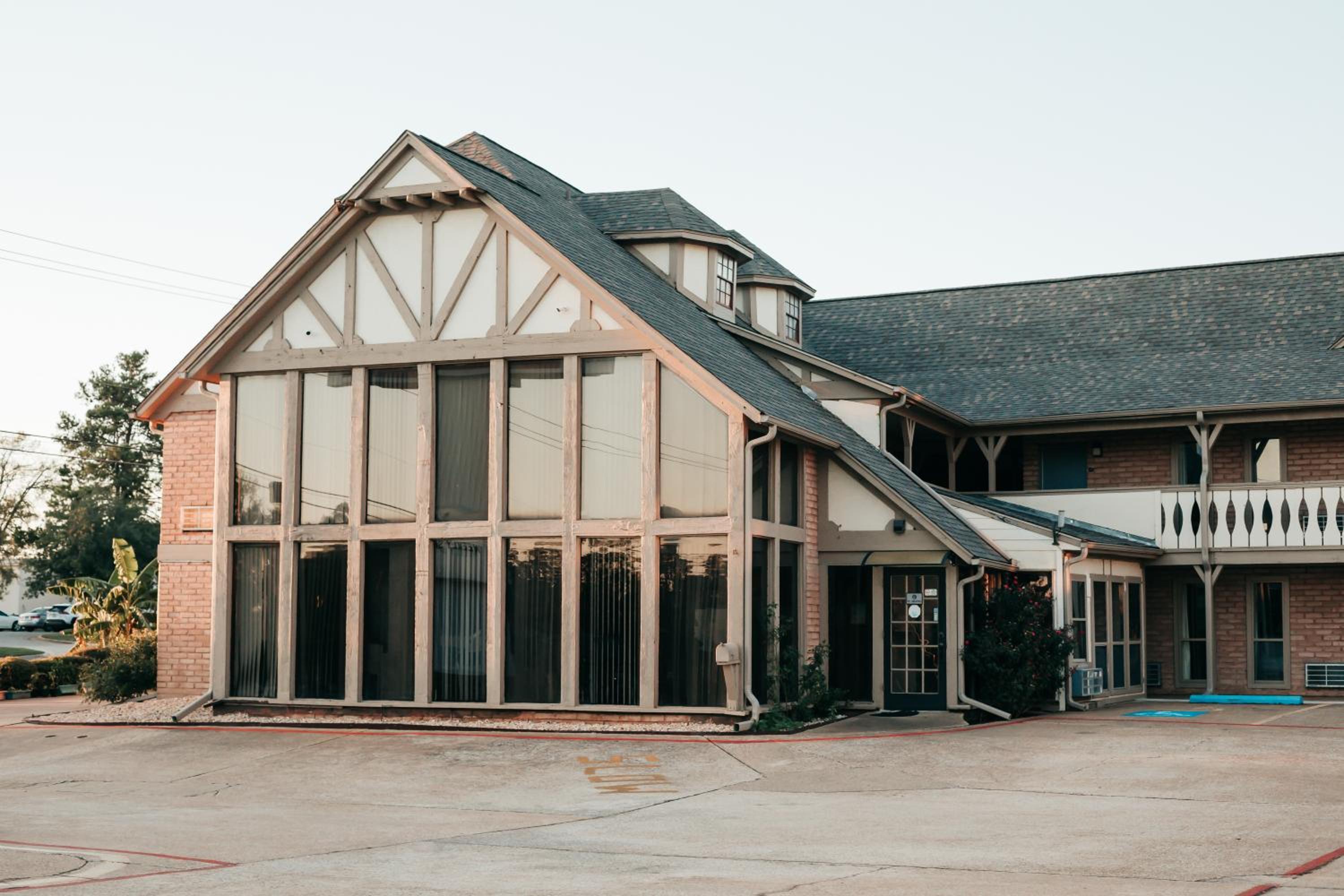 Nacogdoches Vacations - Victorian Inn  Suites - Property Image 11