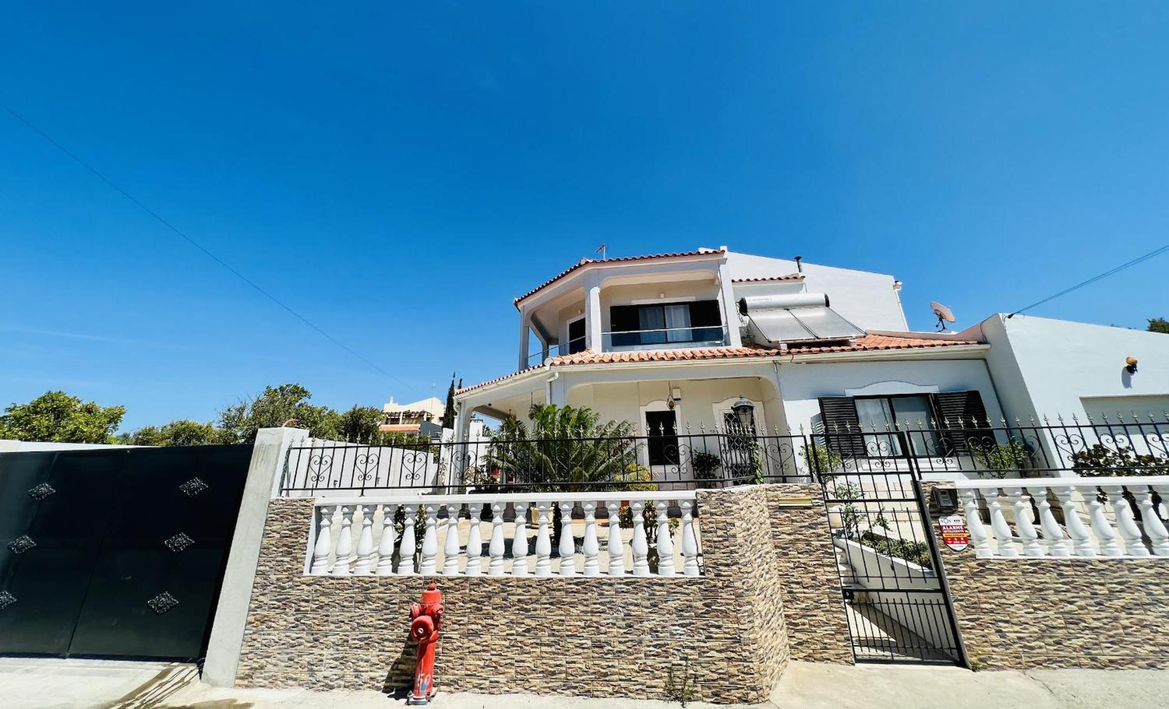 Charming 5 bed Private Villa - Quarteira view 2