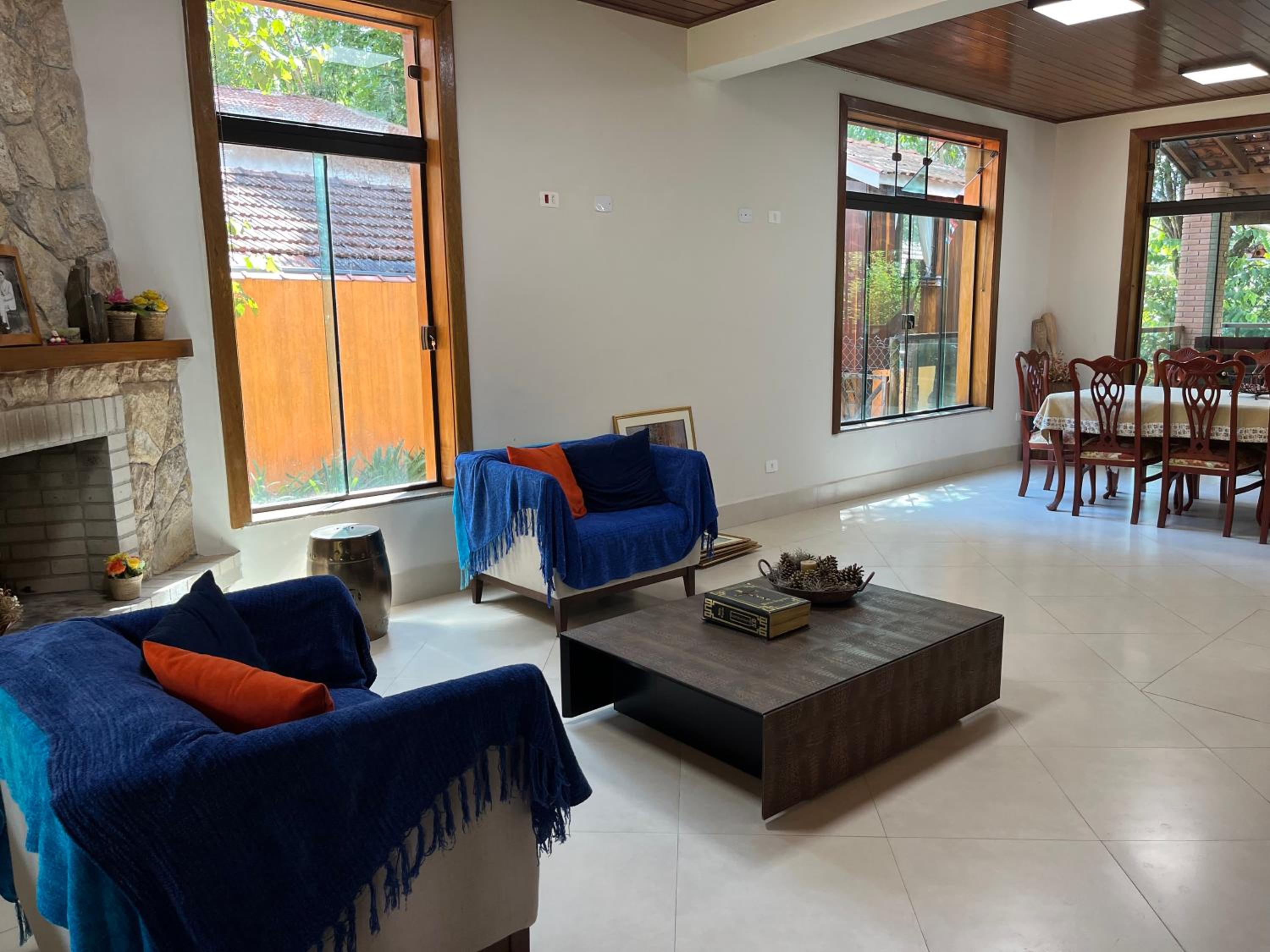 Mansão em Santo Antônio do Pinhal com 4 suítes, Wi-FI, churasqueira, casinha na árvore, bilhar e tênis de mesa