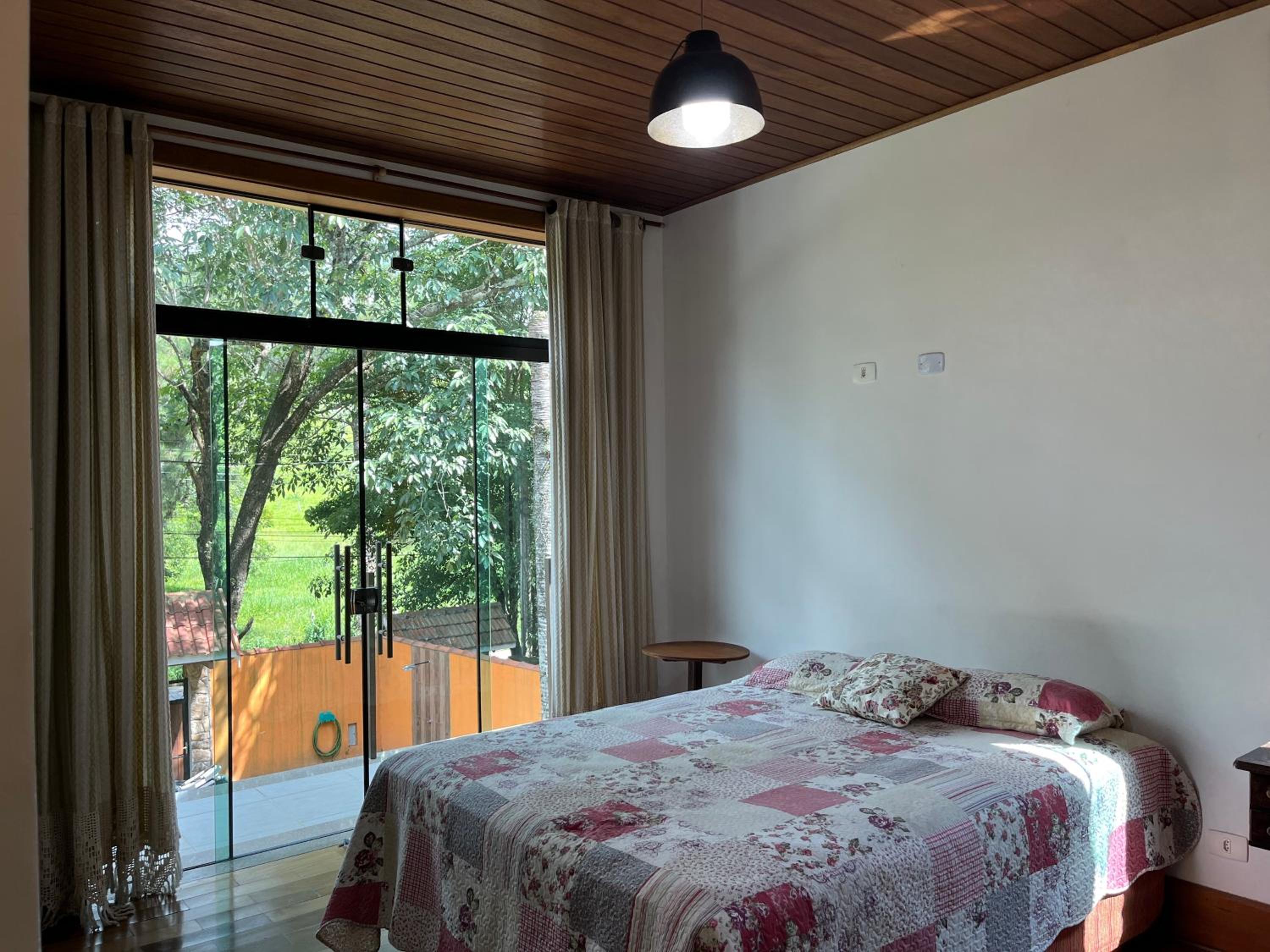 Mansão em Santo Antônio do Pinhal com 4 suítes, Wi-FI, churasqueira, casinha na árvore, bilhar e tênis de mesa
