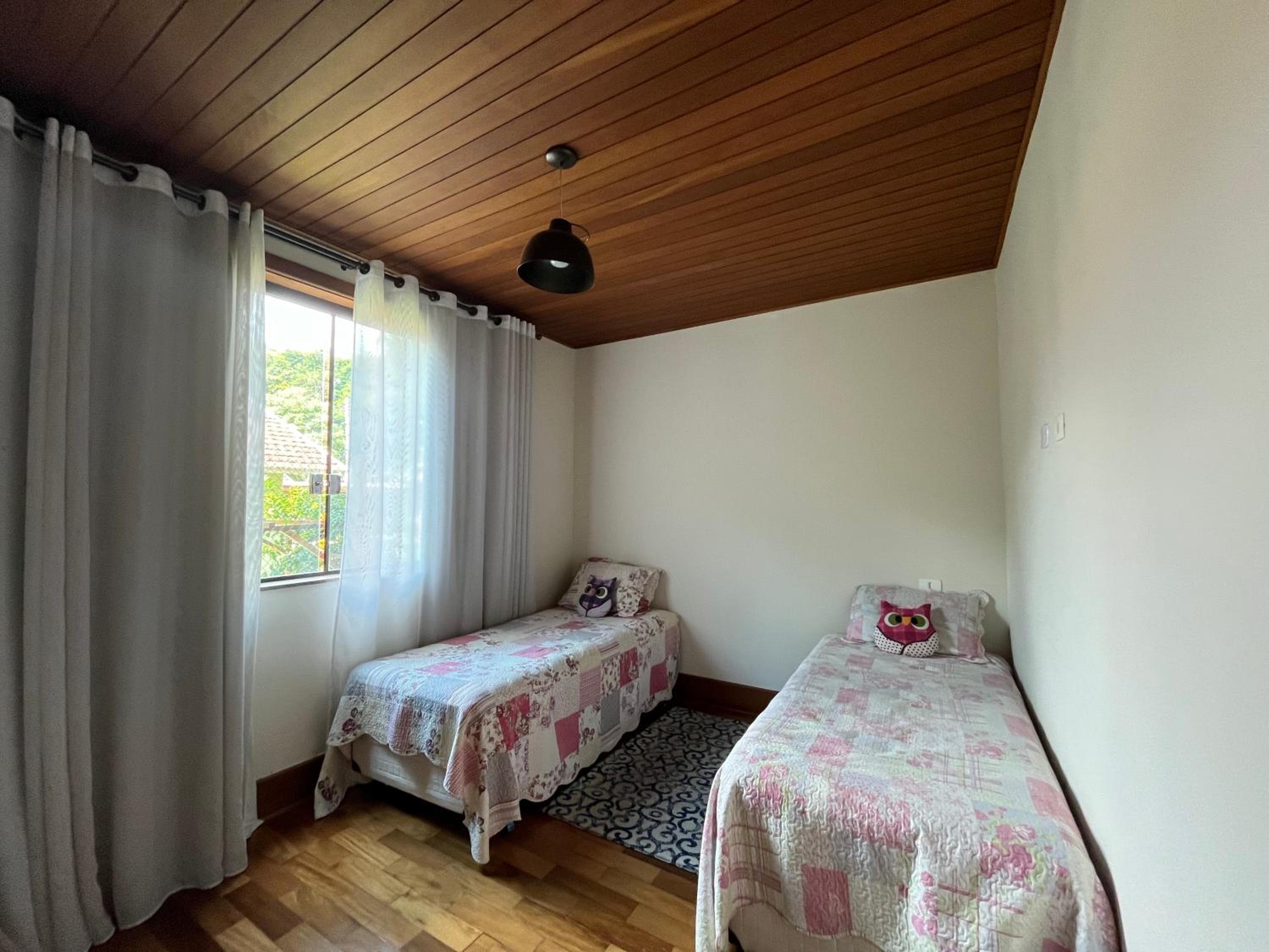 Mansão em Santo Antônio do Pinhal com 4 suítes, Wi-FI, churasqueira, casinha na árvore, bilhar e tênis de mesa