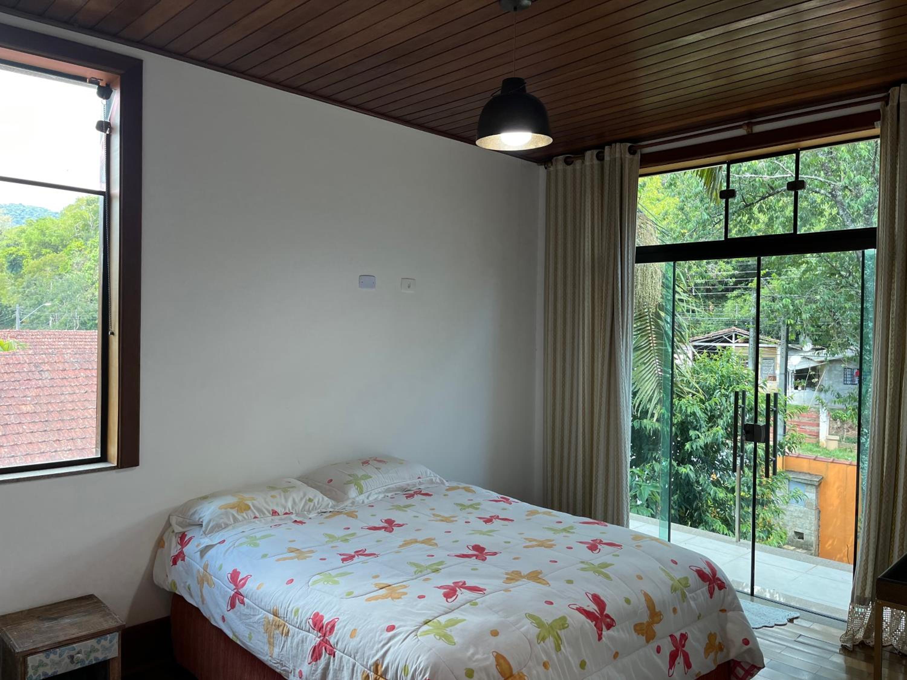 Mansão em Santo Antônio do Pinhal com 4 suítes, Wi-FI, churasqueira, casinha na árvore, bilhar e tênis de mesa
