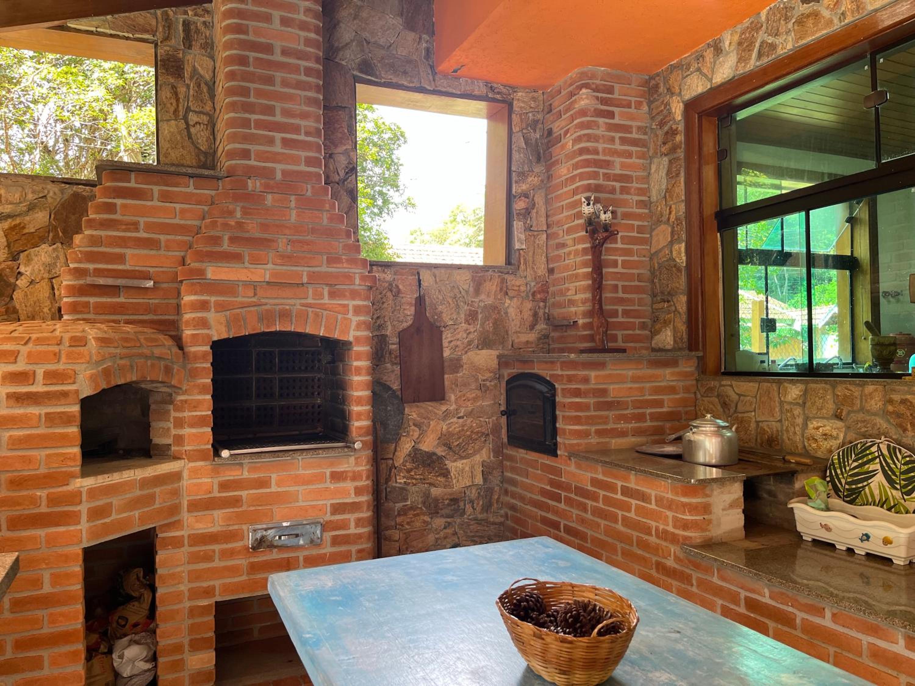 Mansão em Santo Antônio do Pinhal com 4 suítes, Wi-FI, churasqueira, casinha na árvore, bilhar e tênis de mesa