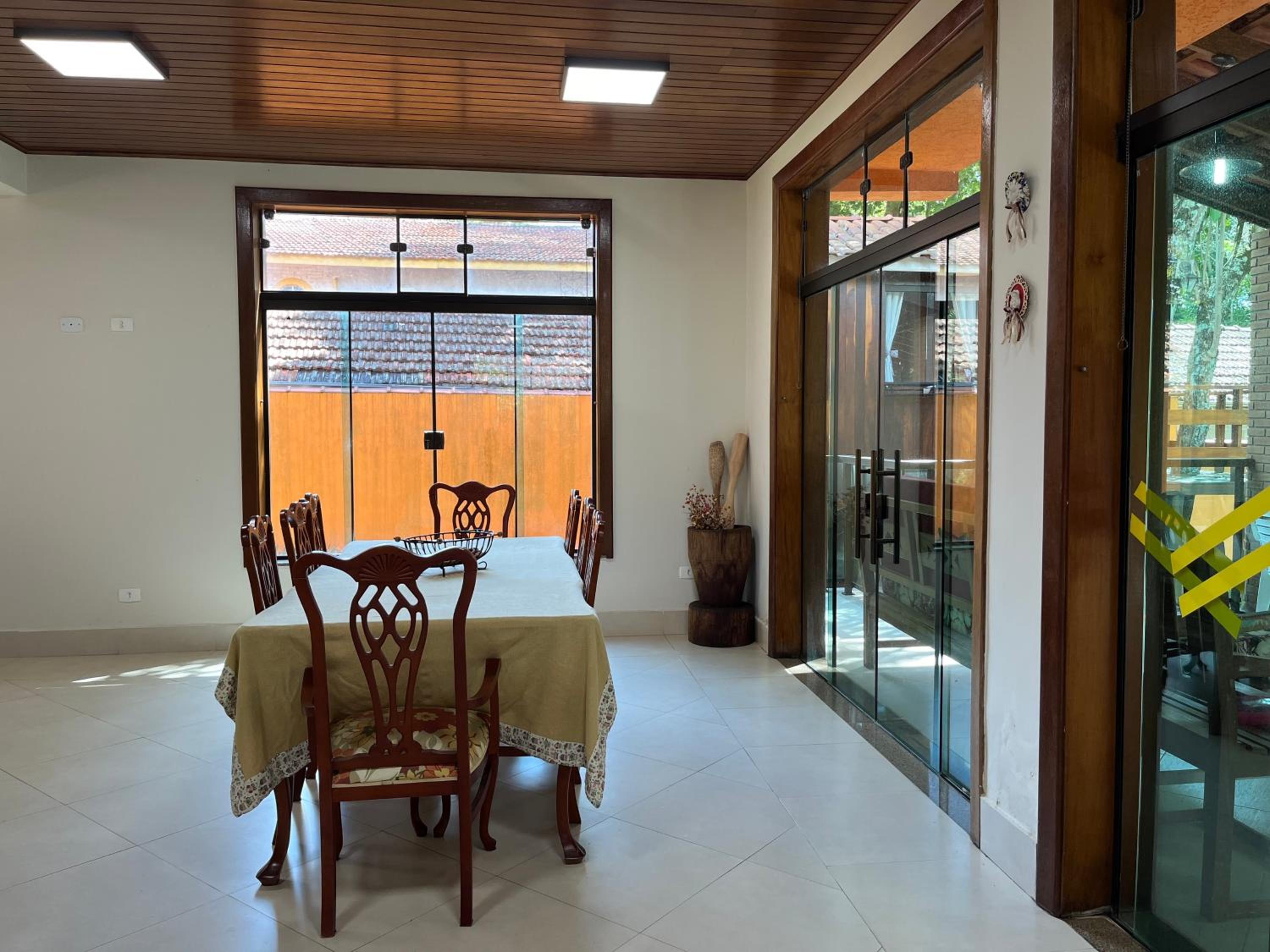 Mansão em Santo Antônio do Pinhal com 4 suítes, Wi-FI, churasqueira, casinha na árvore, bilhar e tênis de mesa