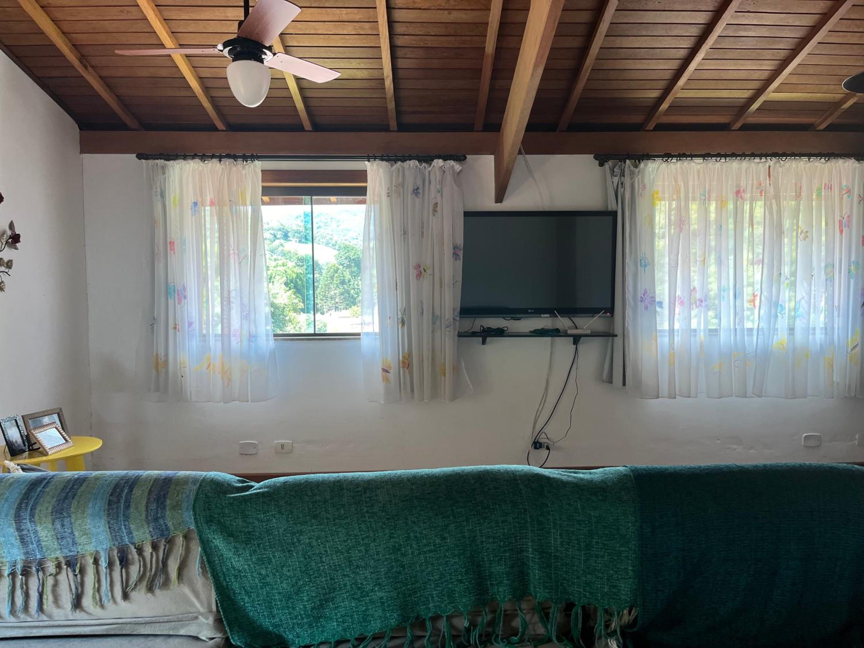 Mansão em Santo Antônio do Pinhal com 4 suítes, Wi-FI, churasqueira, casinha na árvore, bilhar e tênis de mesa