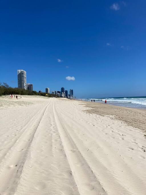 BROADBEACH Beachside! Home, Carport, Courtyard, Pools Spas