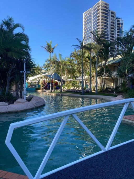 BROADBEACH Beachside! Home, Carport, Courtyard, Pools Spas