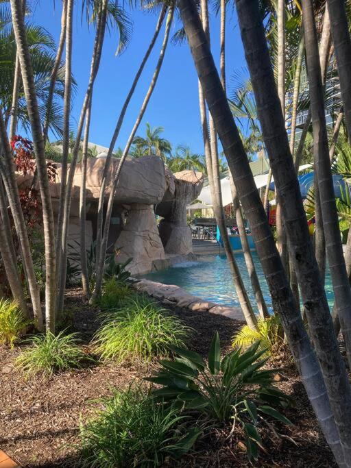 BROADBEACH Beachside! Home, Carport, Courtyard, Pools Spas
