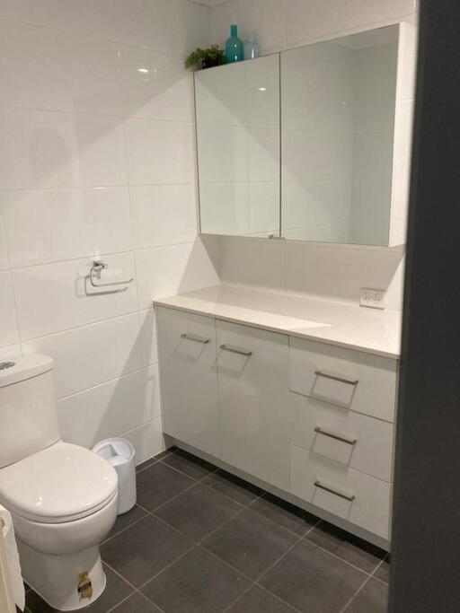 BROADBEACH Beachside! Home, Carport, Courtyard, Pools Spas