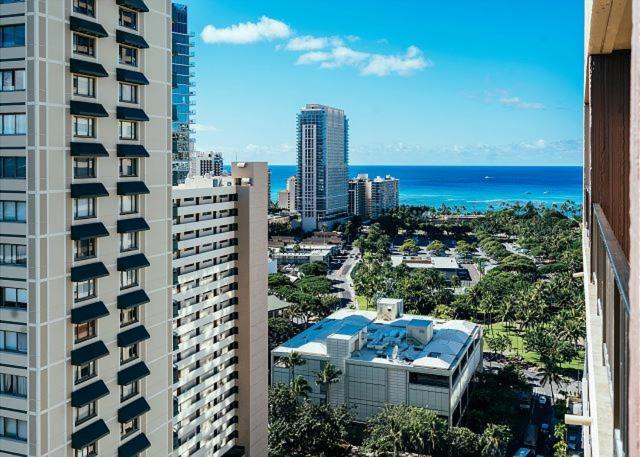 Brooks Beach Vacations 4 star Wyndham Resort 2003 Waikiki view 2