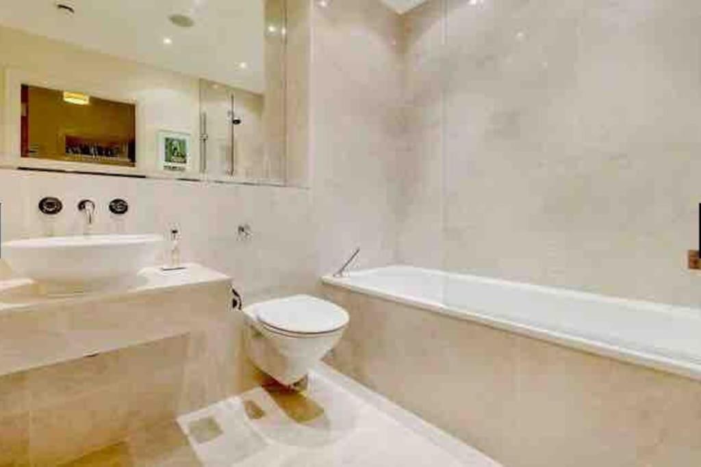 Beautiful apartment in Kew, Richmond London with Free Underground Parking Balcony
