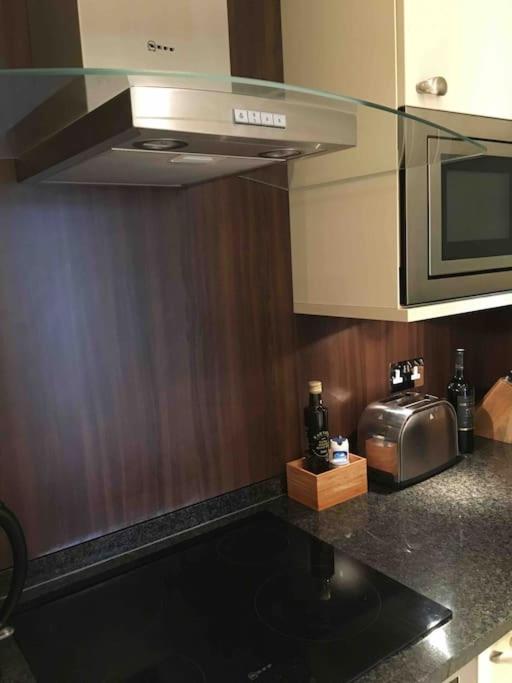 Beautiful apartment in Kew, Richmond London with Free Underground Parking Balcony