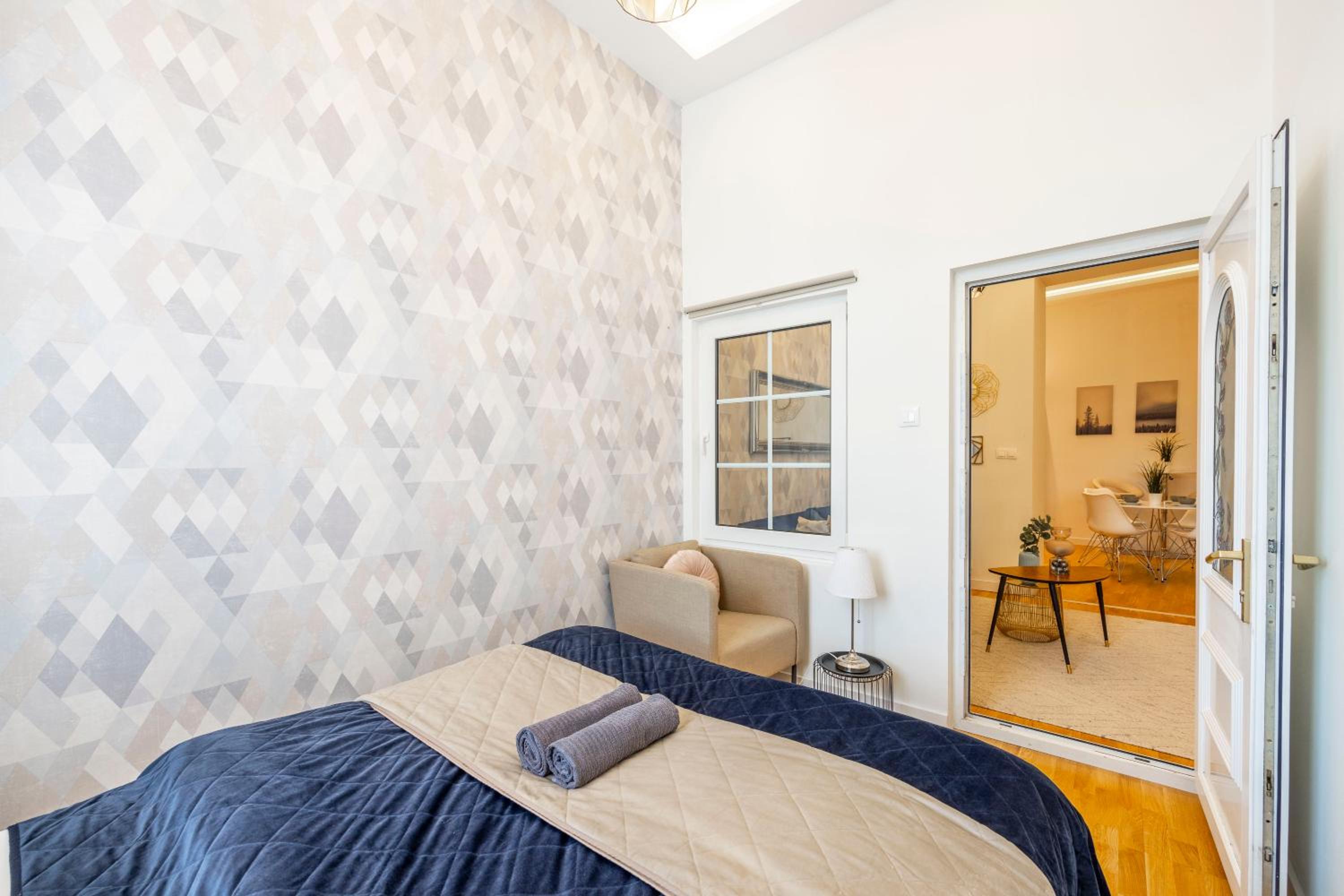 Luxury Quentin Apartment 3 BEDRM, 2 BATHRM view 3