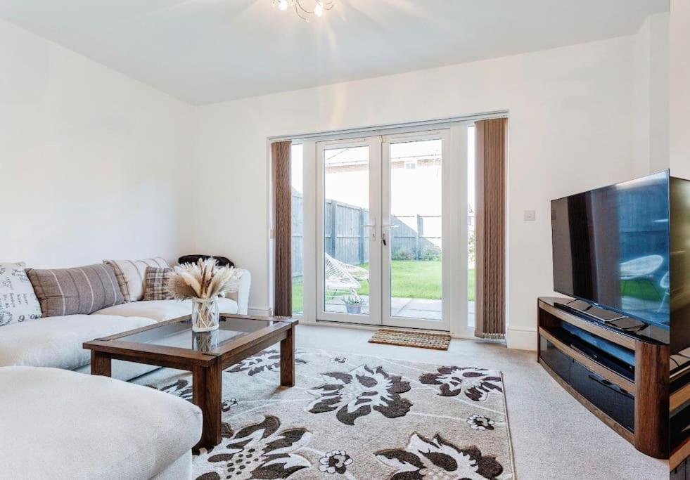 Modern 4 bed house perfect for contractors with free parking view 3