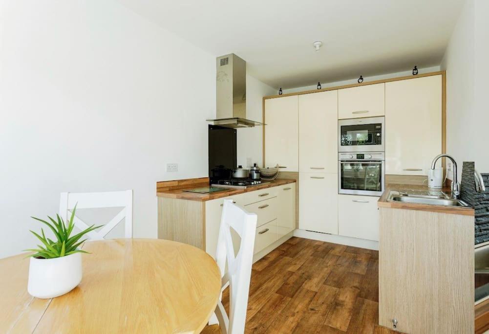 Modern 4 bed house perfect for contractors with free parking view 4